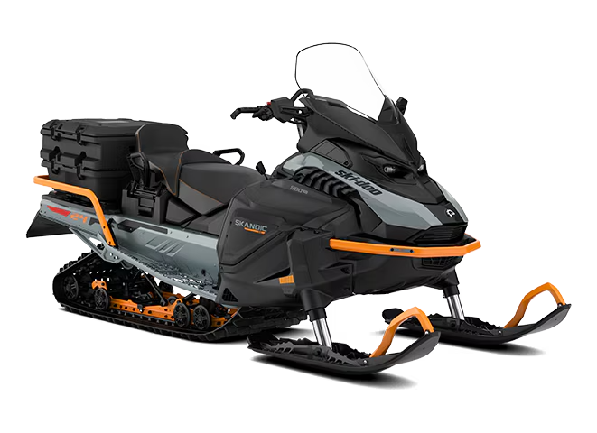 Oöverträffad arbetsmoral är standard i 2027-års Ski-Doo Skandic. Byggd för att bemästra de tuffaste uppgifterna i de mest avlägsna vinterlandskapen på den avancerade REV Gen 5-plattformen.